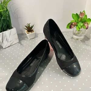 Kenneth Cole - Reaction flats, women shoes. Size: 9 MED